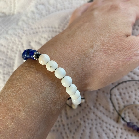 Adjustable howlite and lapis bracelet - Picture 5 of 6